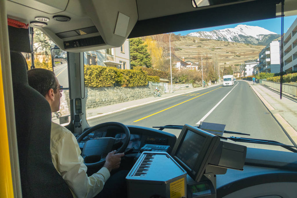 водитель автобуса на работе
 - Фото, изображение