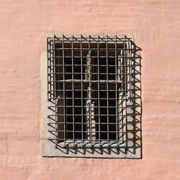 Παράθυρο με ένα πλέγμα αρχαίου κτιρίου. Παλιά Βρότσλαβ, 2019. - Φωτογραφία, εικόνα