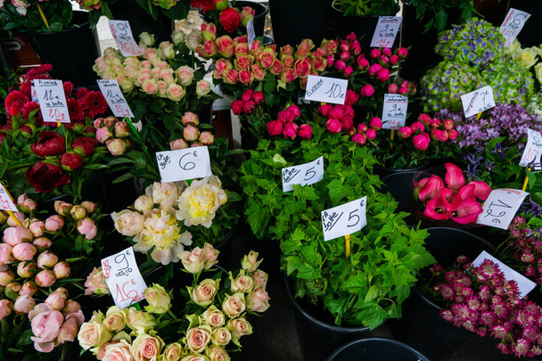 Bouquets of flowers with the price in a flower shop on the stree - Foto, Imagem