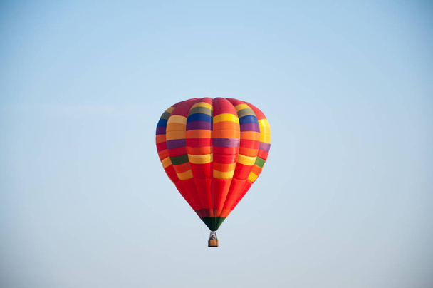 Grande balão. Balão. Tigela colorida com cesta. No céu sobe no verão
 - Foto, Imagem