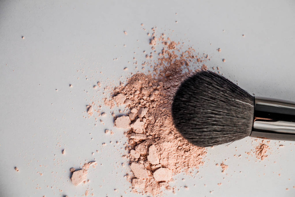 diapositiva de polvo cosmético y cepillo de maquillaje negro
 - Foto, imagen