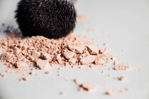 cosmetic powder slide and black makeup brush - Foto, Imagen