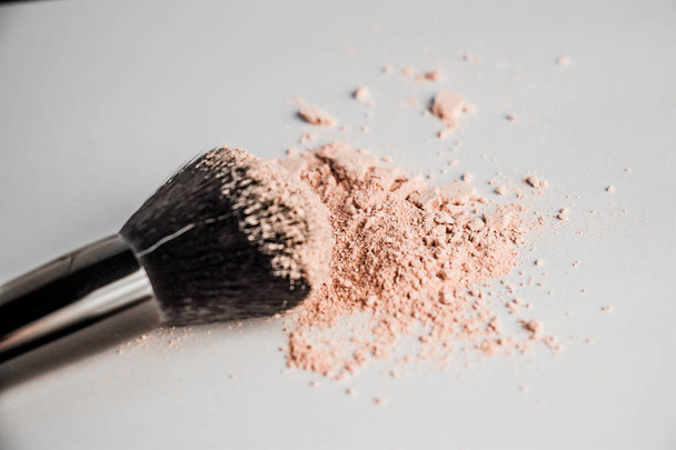 glissière cosmétique en poudre et pinceau de maquillage noir
 - Photo, image