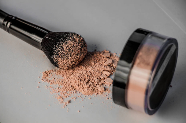 powder hill, black makeup brush, a jar of powder lying on the edge - Φωτογραφία, εικόνα
