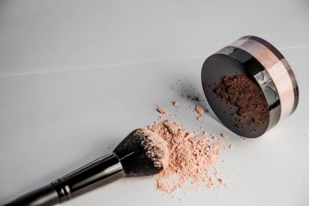 powder hill, black makeup brush, a jar of powder lying on the edge - Foto, Imagem