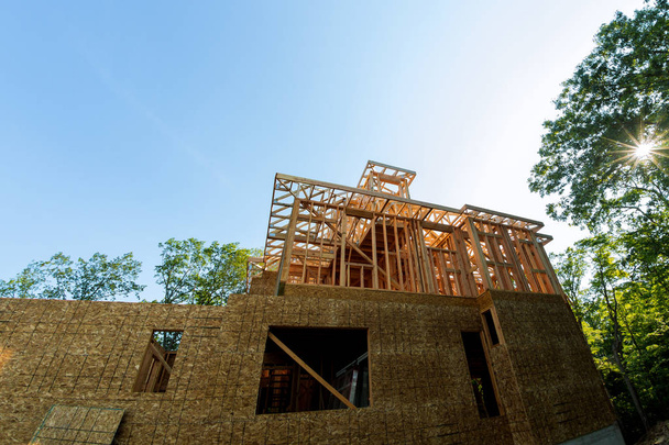 Strona główna budownictwo mieszkaniowe, belki drewniane z błękitne niebo o konstrukcji - Zdjęcie, obraz