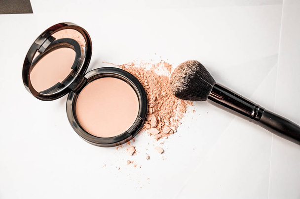 open powder box, black make-up brush, powder hill - Fotografie, Obrázek