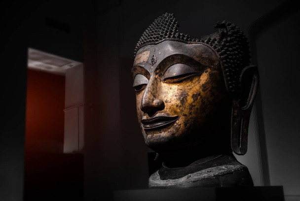 Χρυσό άγαλμα κεφαλής του Βούδα αρχαία τέχνη. - Φωτογραφία, εικόνα