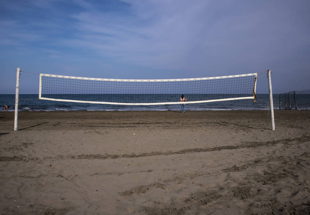 Волейбольна мережа на пляжі
 - Фото, зображення