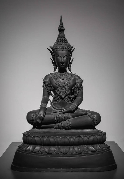 Σκούρο μαύρο άγαλμα του Βούδα αρχαία τέχνη. - Φωτογραφία, εικόνα