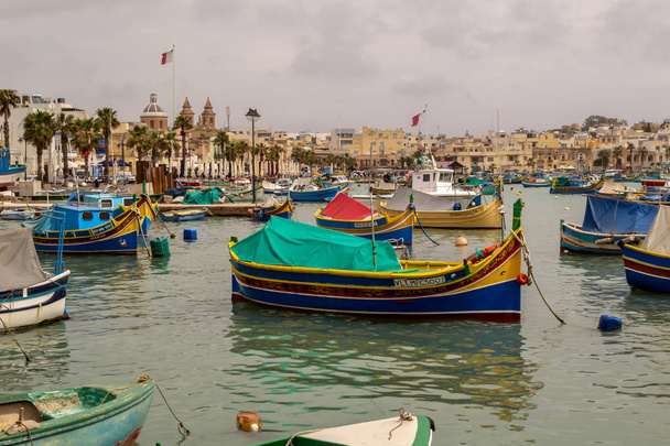 Marsaxlokk è un pittoresco porto di pescatori sull'isola di Malta
. - Foto, immagini