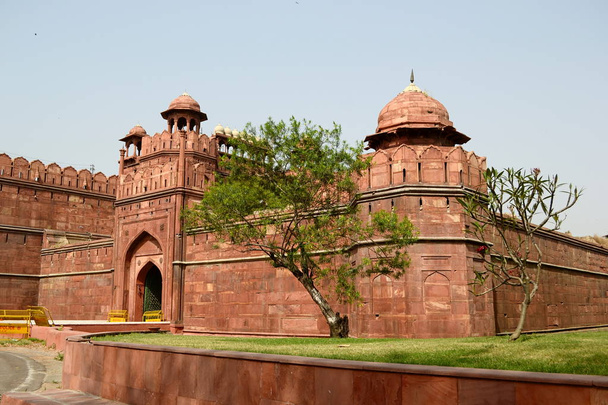 einer der eingänge zum roten fort in delhi. beliebtes Reiseziel und Unesco-Weltkulturerbe. berühmte indische Festung. - Foto, Bild