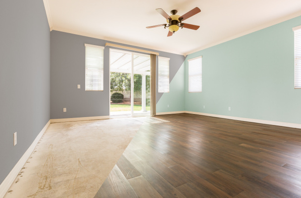 Üres szoba keresztmetszete megjelenítve előtt és után új fa padló és festék - Fotó, kép