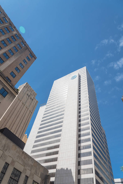 Edificio Whitacre Tower con logo AT T en Downtown Dallas, Texas
 - Foto, imagen