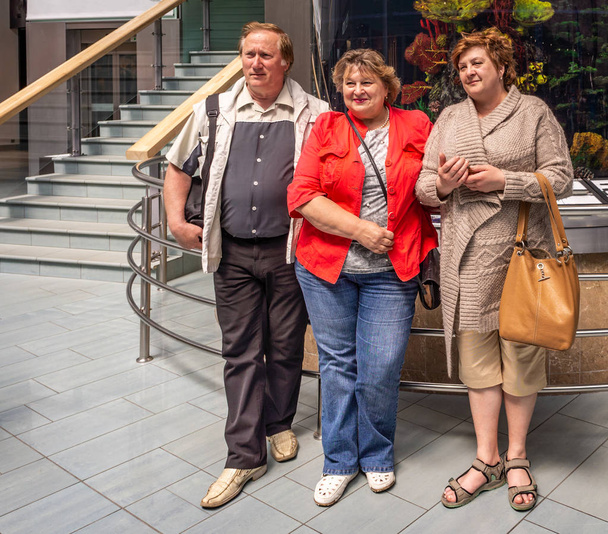 Personas mayores se comunican en el centro comercial
 - Foto, imagen