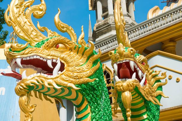 Szobrok a zöld sárkányok a templomban Thaiföldön - Fotó, kép