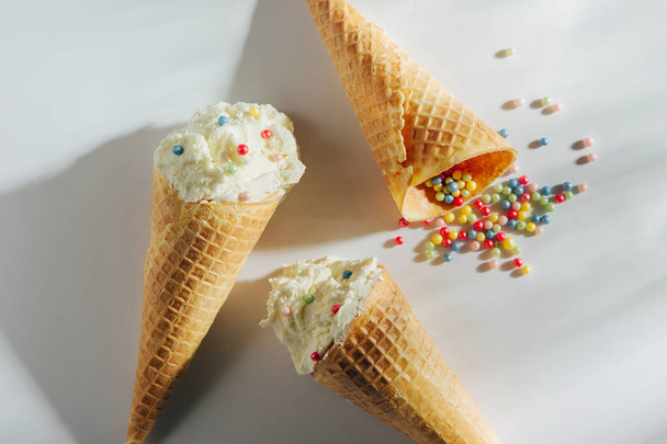 Ice cream cones on white background. Summer concept. - Foto, afbeelding