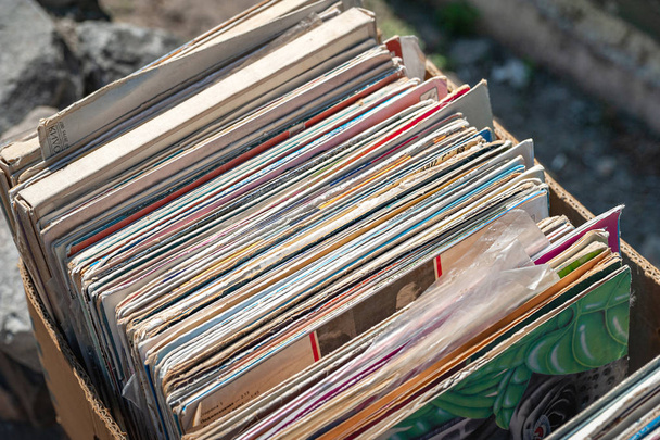 Velhos discos vintage dobrados em uma caixa
. . - Foto, Imagem
