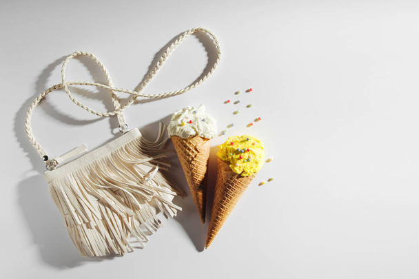 Μικρή άσπρη τσάντα με κρόσσια και παγωτό. Ιδέα καλοκαιρινών διακοπών. - Φωτογραφία, εικόνα