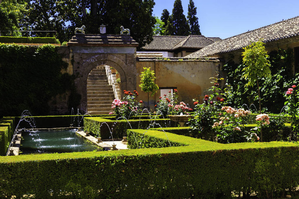 Obecný pohled na nádvoří Generalife se slavnou fontánou a zahradou. Komplex Alhambra de Granada. - Fotografie, Obrázek