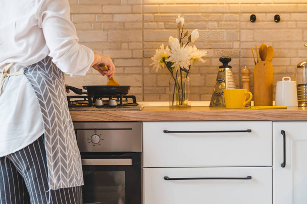женщина жарить на панораме кухни
 - Фото, изображение