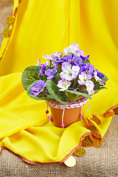 Violette artificielle dans des pots en céramique, décorée de perles, handmad
 - Photo, image