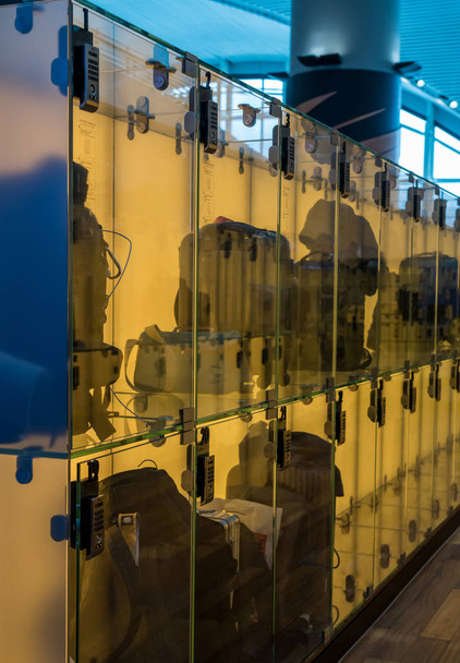 Gepäck in transparenten Glasboxen in der Flughafenlounge verstaut - Foto, Bild