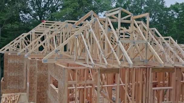 Budování nových domů stavební vnější dřevo beam konstrukce - Záběry, video