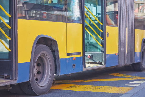 Transport en commun / bus dans un environnement urbain sur une station. - Photo, image