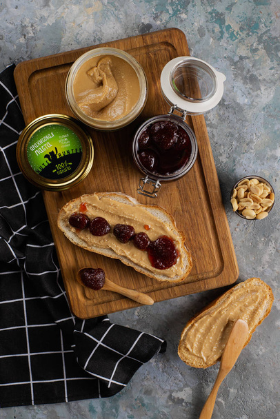 vista superior de pão, manteiga de amendoim e doce geléia
 - Foto, Imagem
