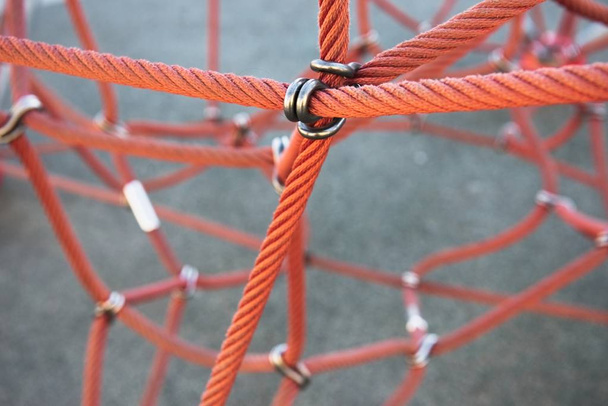 Красные веревки, соединенные рифовым металлическим узлом
 - Фото, изображение