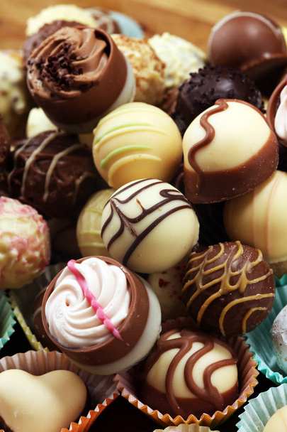 muita variedade de pralines de chocolate, gourm de confeitaria belga
 - Foto, Imagem