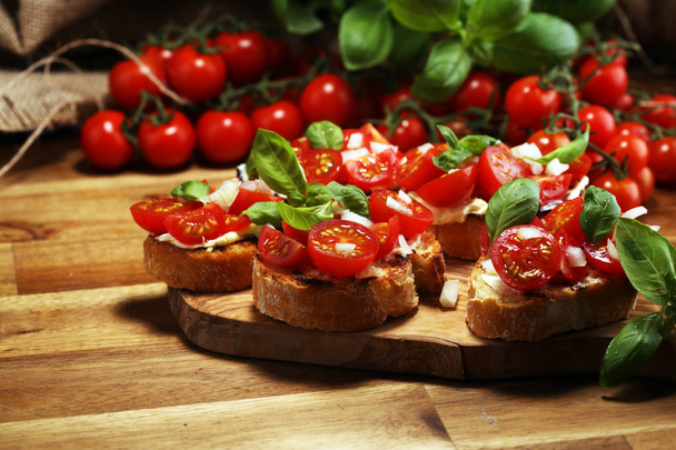 Традиционная итальянская закуска из брускетты с вишней т
 - Фото, изображение