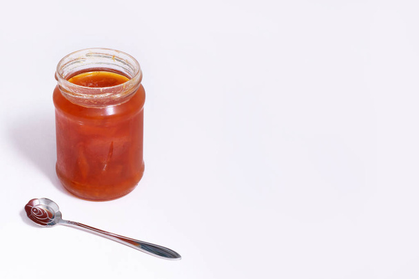 Glas Marmelade auf weißem Hintergrund - Foto, Bild