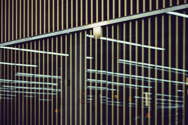 Varjojen ja valojen risteily linja-autoasemalla Pamplonassa, Espanjassa
 - Valokuva, kuva