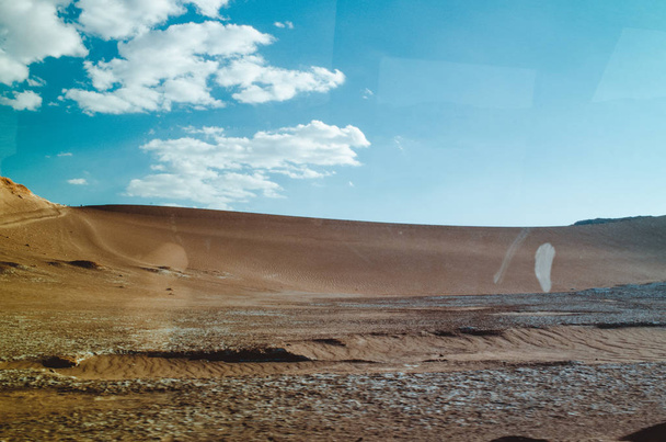 Pustynny piasek, skały i detale w: Atacama, Chile - Zdjęcie, obraz