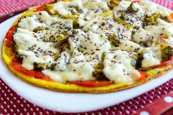 Tortilla saludable de tomate brócoli y queso derretido
. - Foto, Imagen