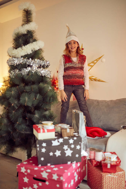 Menina preparando decoração brilhante para o Natal / Ano Novo
 - Foto, Imagem