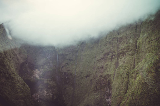 Veduta aerea e approssimazione del vulcano Waialeale a Kauai, Stati Uniti
 - Foto, immagini