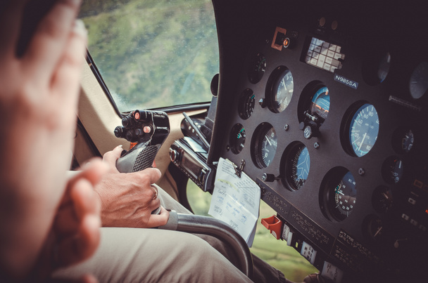 Mão de piloto dirigindo um helicóptero acima de Kauai, EUA
 - Foto, Imagem