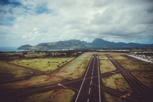 Landing Road wijzend naar een van de toppen van Kauai, VS - Foto, afbeelding