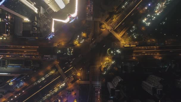 Şanghay 'da Complex Road kavşak, gece Çin. Havadan dikey yukarıdan aşağıya görünüm - Video, Çekim