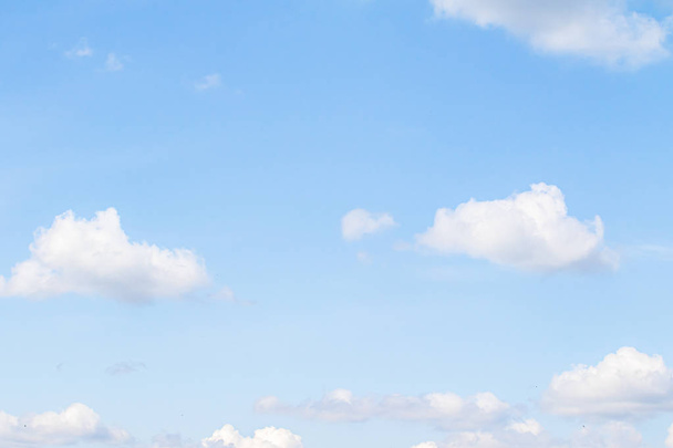 Τα πυκνό σύννεφα είναι πυκνά, με φωτεινά λευκά σύννεφα κατά τη διάρκεια της ημέρας με σημαντική κάθετη ανάπτυξη. Λευκά σύννεφα στον γαλάζιο ουρανό. - Φωτογραφία, εικόνα