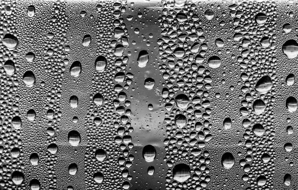 Дощ на склі, чорно-білий фон, модна скляна текстура
. - Фото, зображення