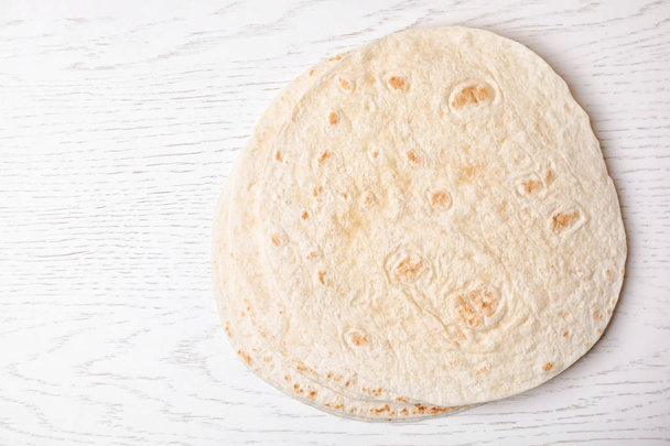 Corn tortillas and space for text on white wooden background, top view. Unleavened bread - Foto, immagini