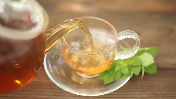 lahodný zelený čaj v krásné skleněné mísy na stole - Záběry, video