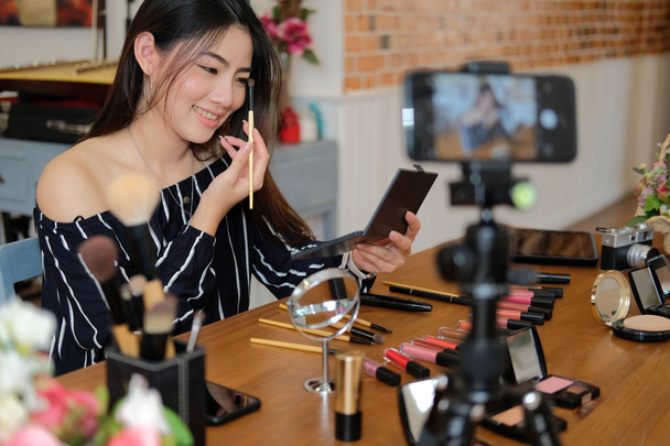 ομορφιά blogger ζωντανή μετάδοση καλλυντικών μακιγιάζ φροντιστήριο για - Φωτογραφία, εικόνα