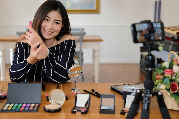 Beauty Blogger Live-Übertragung kosmetische Make-up-Tutorial auf soc - Foto, Bild