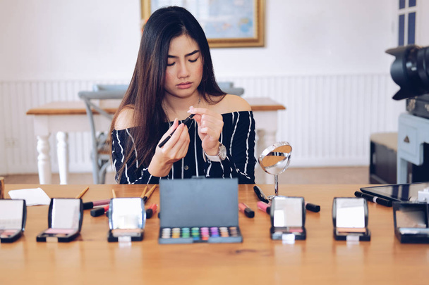 beauty blogger live broadcasting cosmetic makeup tutorial on soc - Фото, изображение