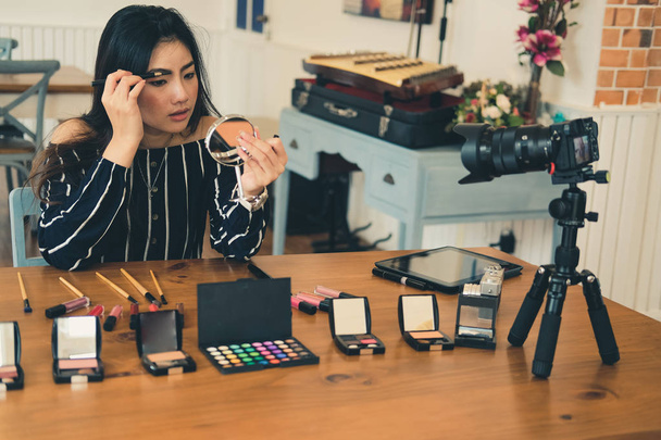 beauty-блогер в прямом эфире транслирует косметический макияж учебник по soc
 - Фото, изображение